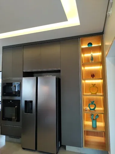 Coluna de cozinha planejada para geladeira e fornos, com nicho iluminado